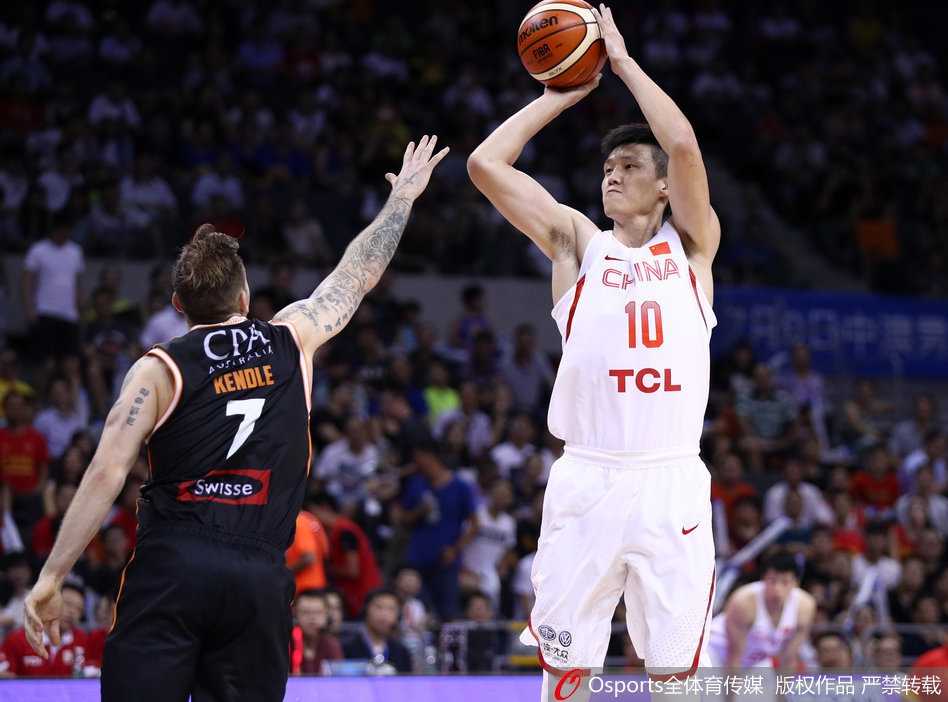 赛场上风云突变，澳大利亚队员粗暴的犯规动作让比赛瞬间充满火药味，倒在地上的球员与上前理论的队友构成了这幅充满对抗张力的画面。