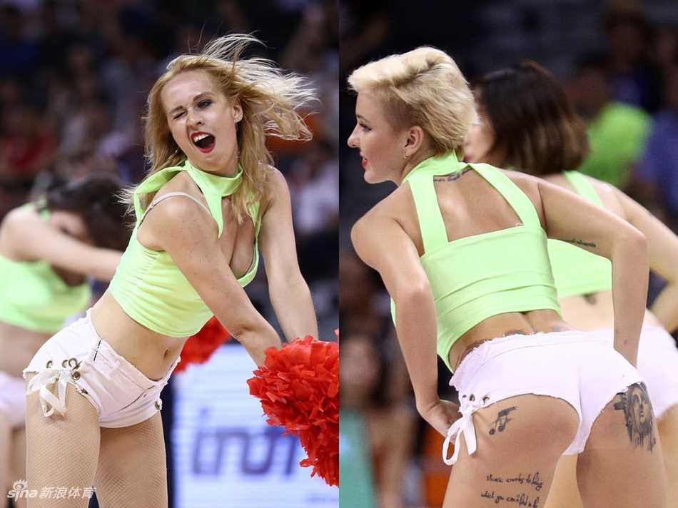 中澳男篮对抗赛啦啦队风采 赛场靓丽风景线 篮球赛场边,金发啦啦队队员热情舞动,曼妙身姿与动感舞步瞬间点燃全场气氛