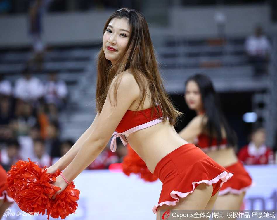 中澳男篮对抗赛啦啦队风采 赛场靓丽风景线 啦啦队队员回眸瞬间,金发飘逸,自信阳光的笑容成为球场边一道亮丽风景