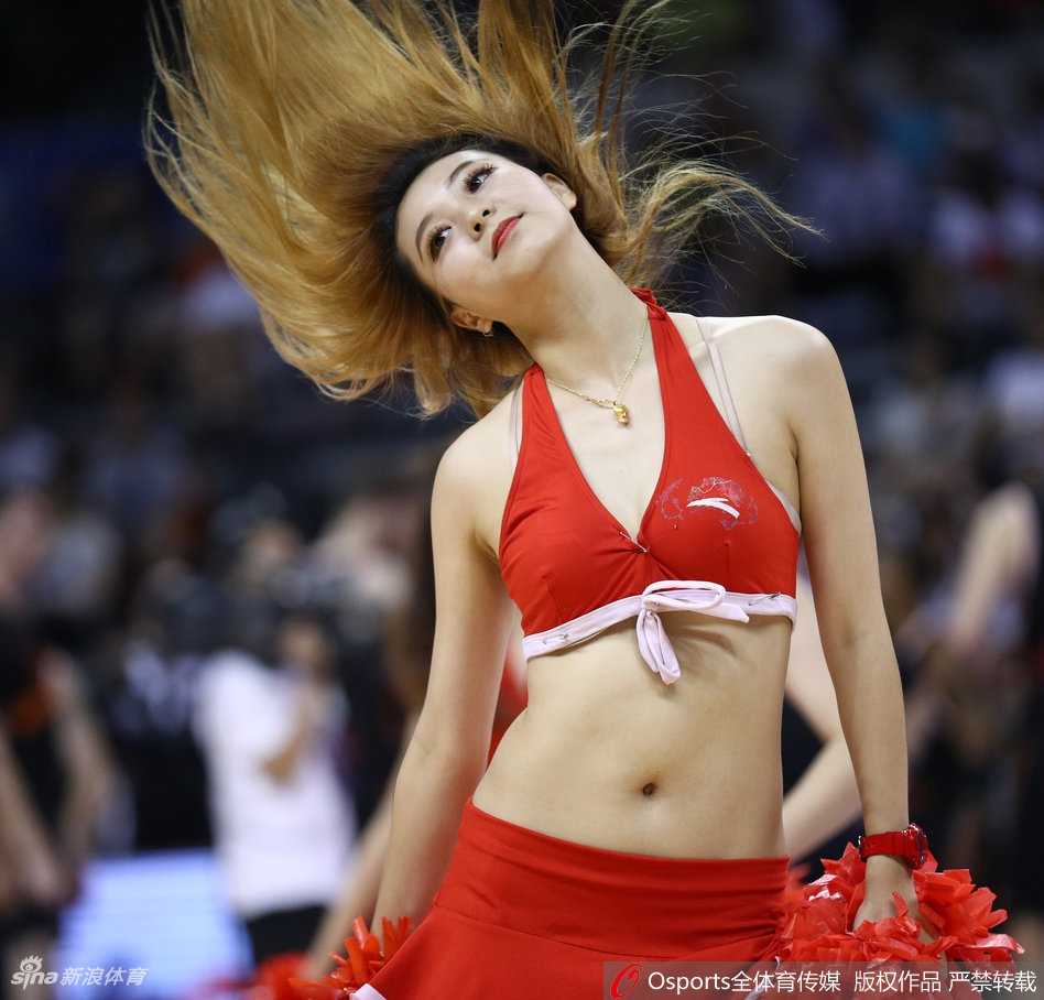 中澳男篮对抗赛啦啦队风采 赛场靓丽风景线 篮球宝贝们动作整齐划一,修长美腿在球场灯光下格外耀眼,展现团队专业素养