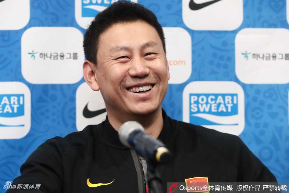 韩国队主帅许载在发布会上抿着嘴，眼神坚定地望向远方，心中或许正在盘算着如何打破多年不胜中国男篮的魔咒。