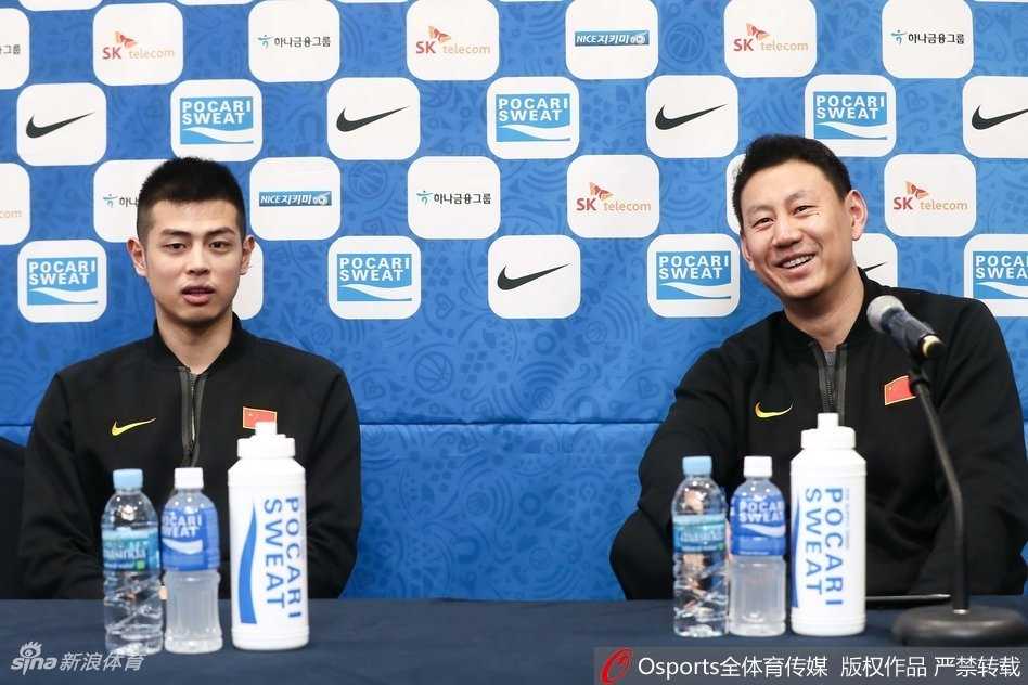 队长方硕在发布会上面带微笑，作为球队的后场大脑，他的眼神中透露出与年龄不符的沉稳与自信。