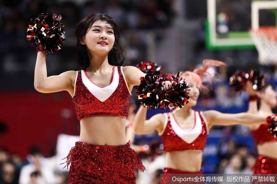 即使只是静态瞬间，也能感受到现场火爆的气氛，篮球宝贝挥舞手臂，引导全场观众掀起人浪。