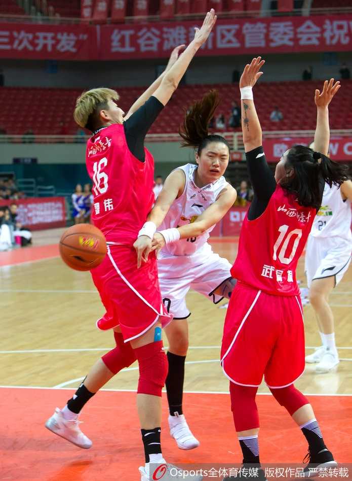 露雯持球强势突破，山西队两名防守球员奋力包夹也未能阻挡她前进的步伐