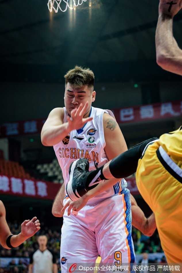 二十二分领先优势化为泡影,四川省体黯淡吞下七连败苦果 兰多夫顶着防守球员高高跃起,完成关键投篮后挥拳怒吼,仿佛在向整个球馆宣告逆转的到来。