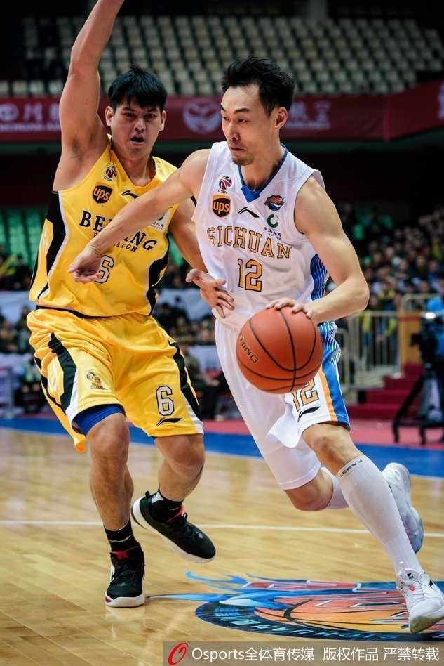 二十二分领先优势化为泡影,四川省体黯淡吞下七连败苦果 哈达迪与富兰克林在暂停时面色凝重,两人之间的沉默似乎预示着球队化学反应不佳的困境。