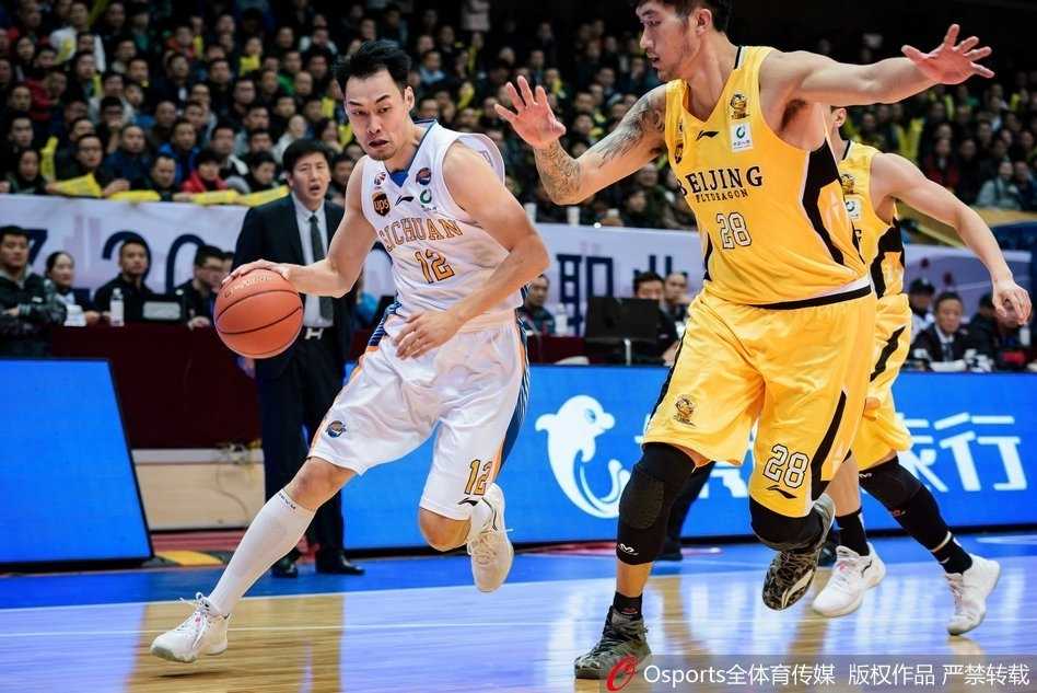 二十二分领先优势化为泡影,四川省体黯淡吞下七连败苦果 终场哨响,北控球员们紧紧相拥,庆祝这场来之不易的超级逆转,而四川队员则落寞地走向场边。