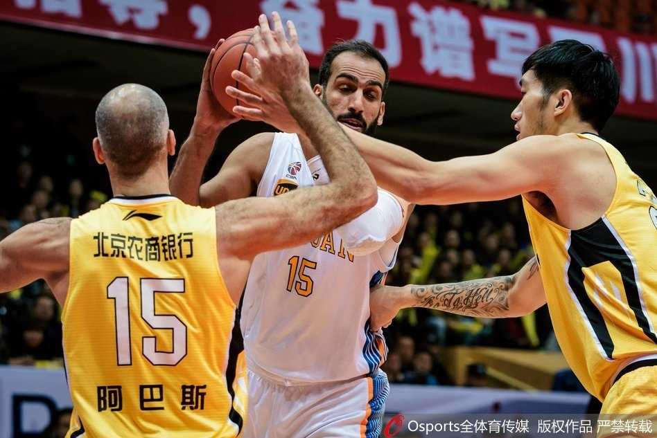 二十二分领先优势化为泡影,四川省体黯淡吞下七连败苦果 北控球员兰多夫在四川队的严密防守下强行突破,肌肉的碰撞和坚定的眼神,彰显着比赛的激烈对抗。