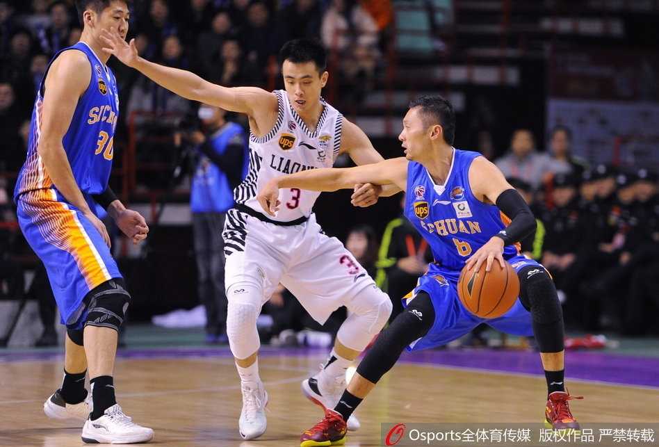 巴斯双手灌筐虐筐，展现劲爆身体素质引爆全场欢呼