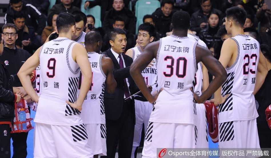 富兰克林奋力突破上篮，孤胆英雄的身影在辽篮防线中显得悲壮而坚毅