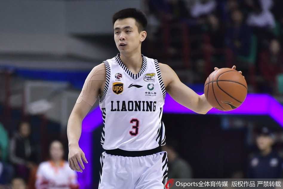 赵继伟在人群中灵动突破，如同一道闪电撕裂对手防线