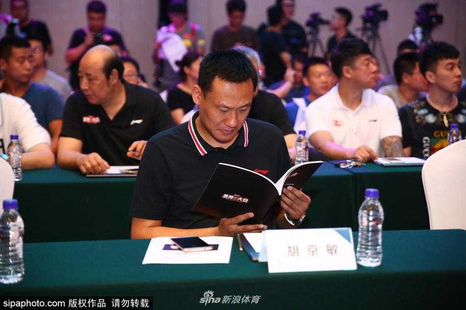 二零一七选秀盛会姚明督阵 朱芳雨亲临见证新星升起 当选秀进行到关键时刻,姚明被邀请上台准备宣读结果,他身着深色西装步伐稳健,高大的身影在舞台灯光下显得格外引人注目,全场目光聚焦于此。