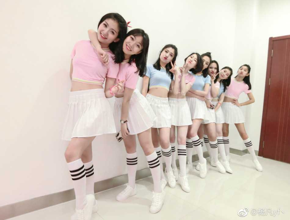 特写镜头中，一位空姐啦啦队员正专注地鼓掌助威，额前碎发被汗水打湿，眼神中透出对球队胜利的真诚期盼