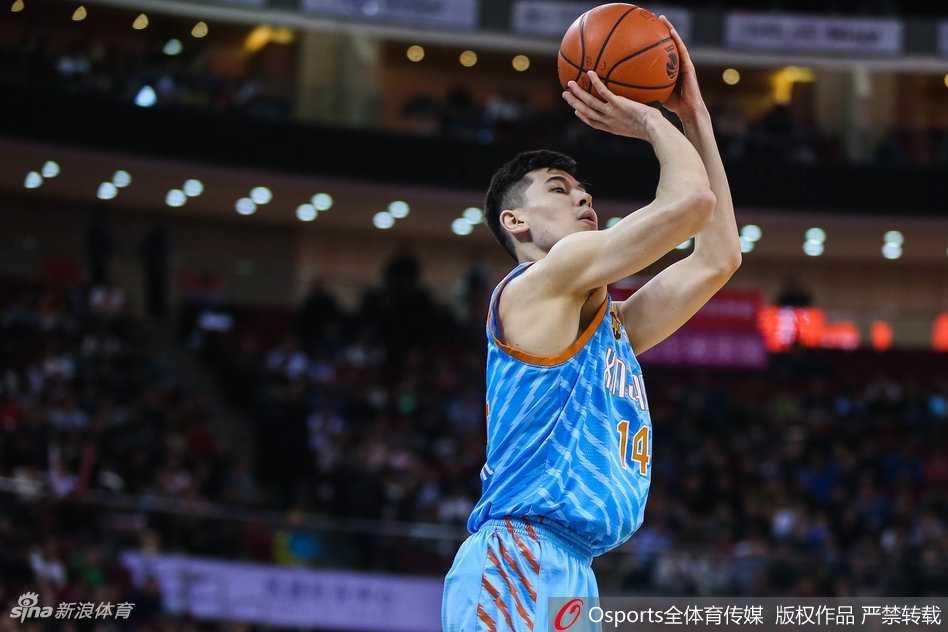 新疆队大外援利马高高跃起，双手将球砸进篮筐，他身边的北控防守球员只能望球兴叹，篮筐在重扣之下仿佛还在颤抖。