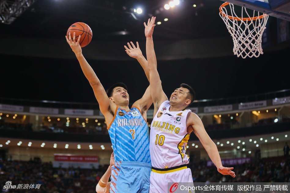 北控队的核心马布里运球突破新疆队的防线，他的眼神依旧坚毅犀利，虽然已经40岁，但突破的脚步依然充满力量感。