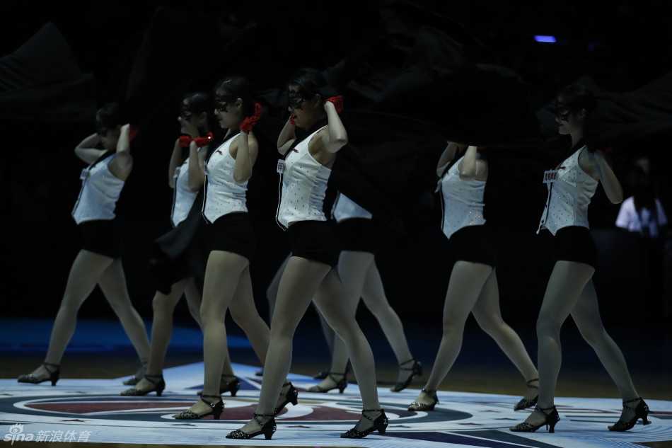 场边休息的间隙，这位来自深圳队的志愿者擦地哥趁着比赛暂停，正聚精会神地低头查看手机。或许他正在与朋友分享此刻的喜悦，又或许是在确认接下来的工作安排，这位“网红”在全明星赛场上也有着自己的小忙碌。