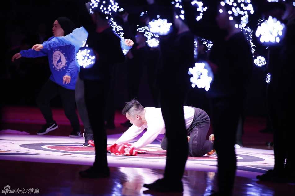 揭幕战的火热氛围中，青春靓丽的拉拉队成员们在场地中央完成了又一轮精彩的舞蹈表演。她们笑容灿烂，动作舒展，不仅为紧张的比赛增添了柔美的色彩，也是CBA赛场上一道不可或缺的风景线。