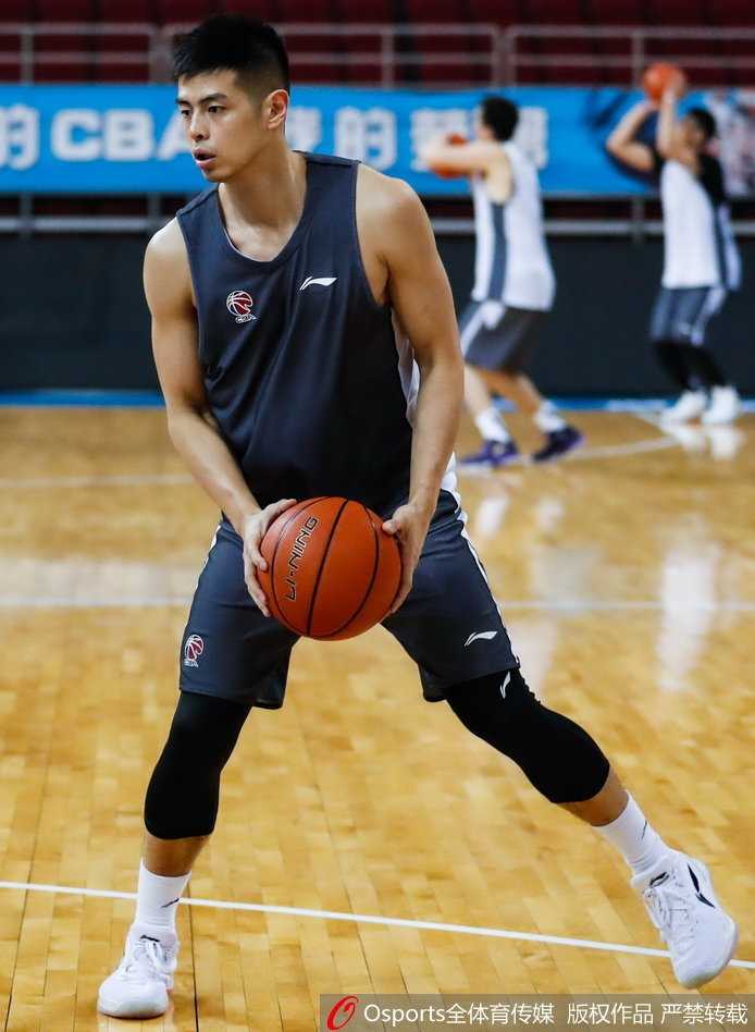 五棵松的钢铁意志:翟晓川带伤请战与北京首钢的季后赛壮歌 常林在篮下奋力卡位,肌肉线条在灯光下显得格外分明,他张大嘴巴呼喊着,仿佛一头被唤醒的野兽,准备统治禁区。