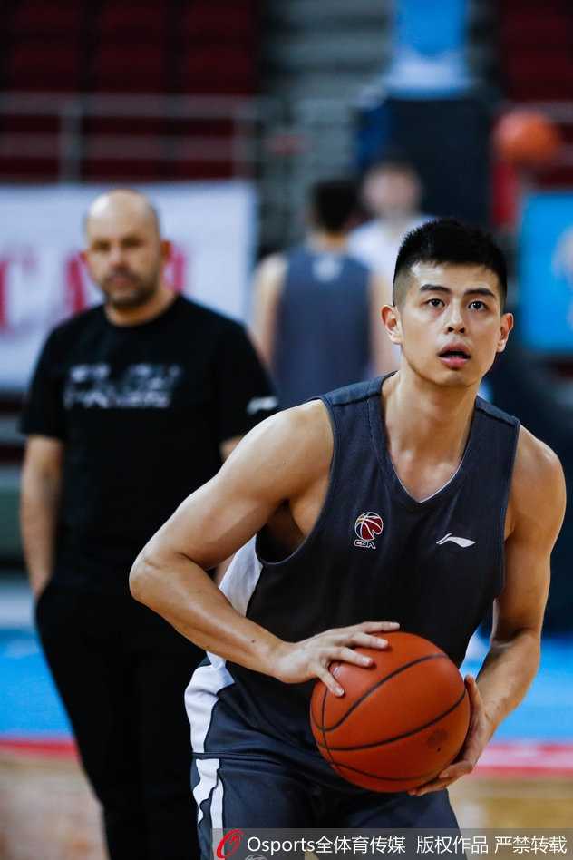 五棵松的钢铁意志:翟晓川带伤请战与北京首钢的季后赛壮歌 雅尼斯教练双手叉腰站在场边,眉头紧锁目光如炬,密切关注着场上弟子的每一次跑位,他的严肃表情背后是对胜利的极致渴望。