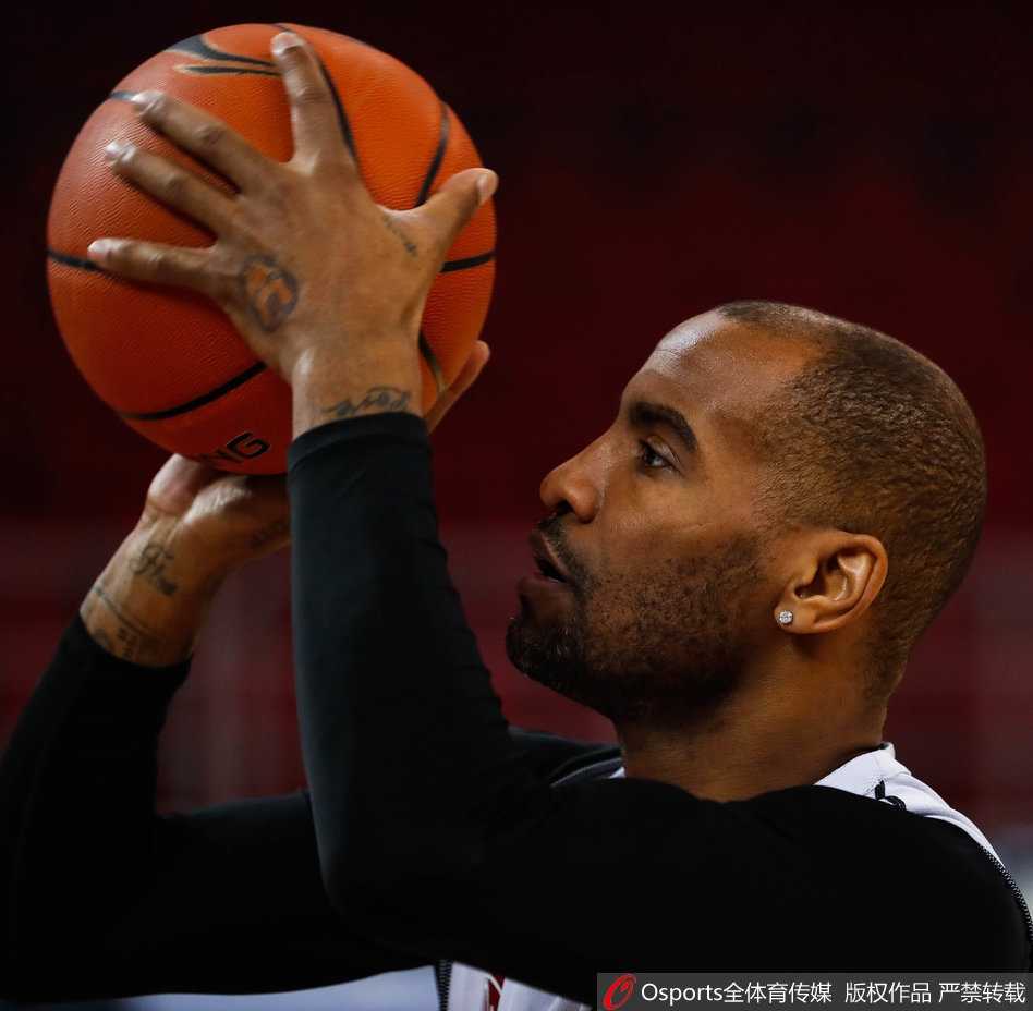 五棵松的钢铁意志:翟晓川带伤请战与北京首钢的季后赛壮歌 翟晓川在训练中眼神坚毅,尽管脚踝伤势未愈,但每一个热身动作都一丝不苟,仿佛在向队友传递必胜的信念。