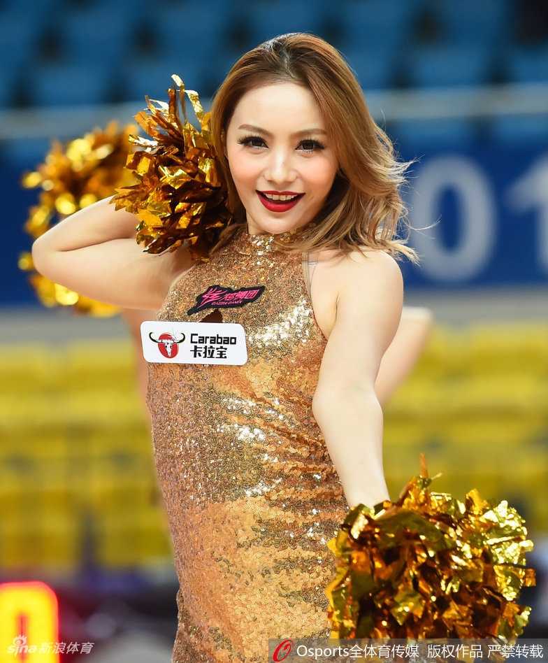 亚冠决赛夜燃爆全场 炫舞团篮球宝贝热舞定格最靓风景线 金色短发宝贝眼神坚定 利落舞姿展现飒爽英姿