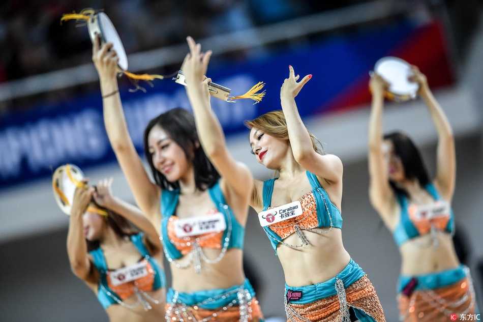 亚冠决赛新疆男篮卫冕梦碎 异国风情宝贝热舞打鼓抢镜 决赛现场,身着闪亮流苏装的金发宝贝微微侧身,指尖仿佛还带着手鼓的余温,眼神中闪烁着对胜利者的致敬。