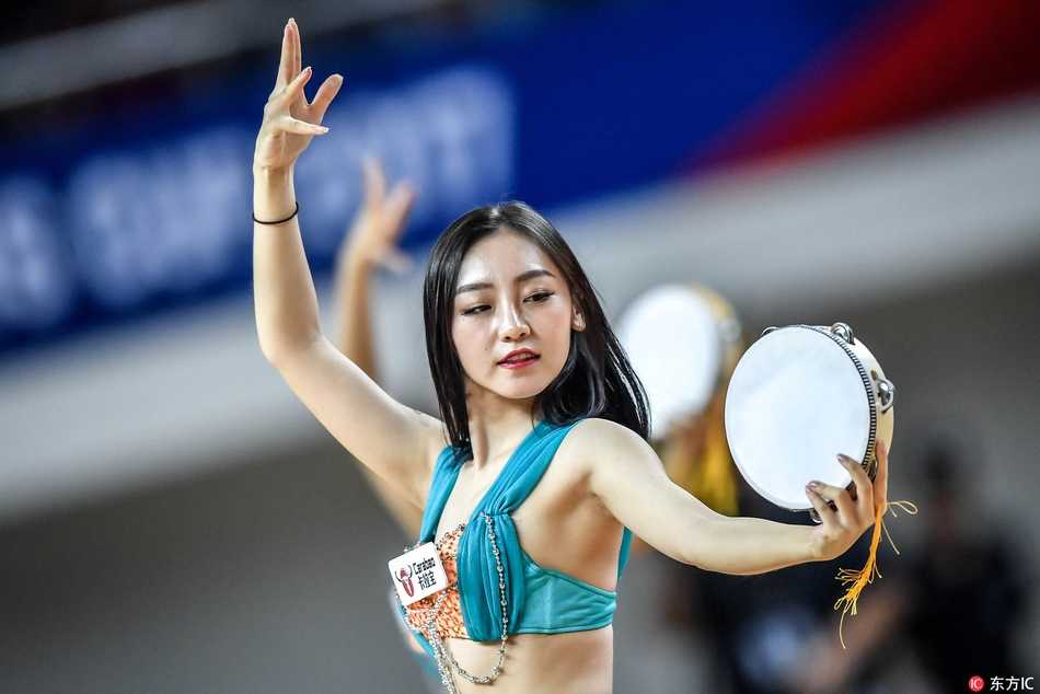 亚冠决赛新疆男篮卫冕梦碎 异国风情宝贝热舞打鼓抢镜 手鼓宝贝们随着鼓点轻轻摆动,她们手中的手鼓不仅敲击出欢快的节奏,更像是为这个篮球之夜画上充满活力的句号,笑容比灯光更灿烂。