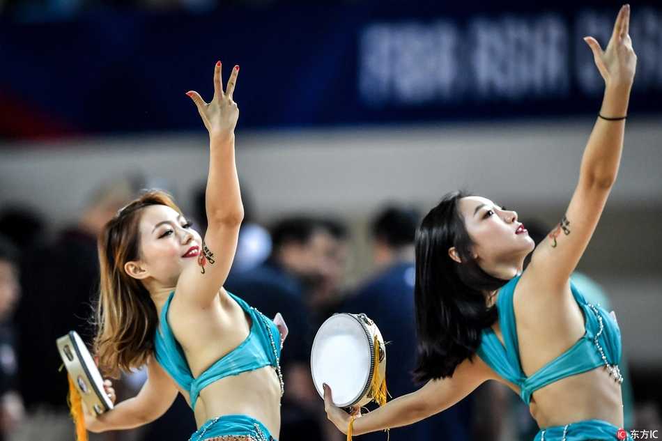 亚冠决赛新疆男篮卫冕梦碎 异国风情宝贝热舞打鼓抢镜 镜头拉远,整个手鼓表演队集体亮相,她们整齐划一的动作和充满感染力的笑容,让激烈的篮球赛场瞬间化身热情洋溢的嘉年华现场。