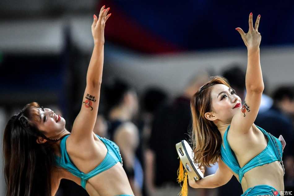 亚冠决赛新疆男篮卫冕梦碎 异国风情宝贝热舞打鼓抢镜 赛后,美女宝贝们依然保持着优雅的姿态退场,手中的手鼓在灯光下泛着光泽,她们用热情为这场紧张的国际赛事画上了温柔的句点。
