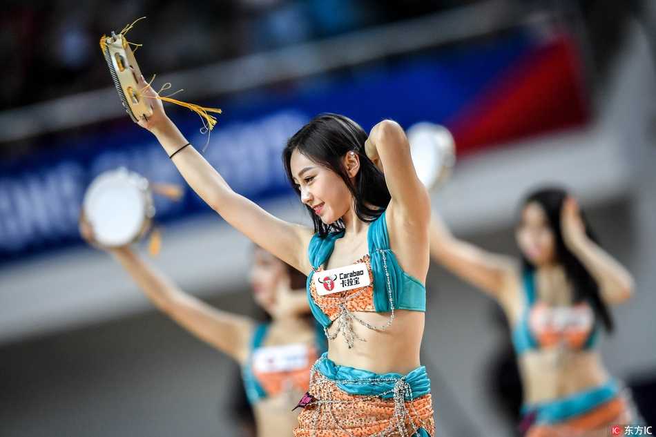 亚冠决赛新疆男篮卫冕梦碎 异国风情宝贝热舞打鼓抢镜 即使比赛进入暂停时段,场边的美女鼓手也保持着专业的微笑,手中的鼓槌轻轻相击,仿佛在为场上拼搏的球员们默默打着节拍。