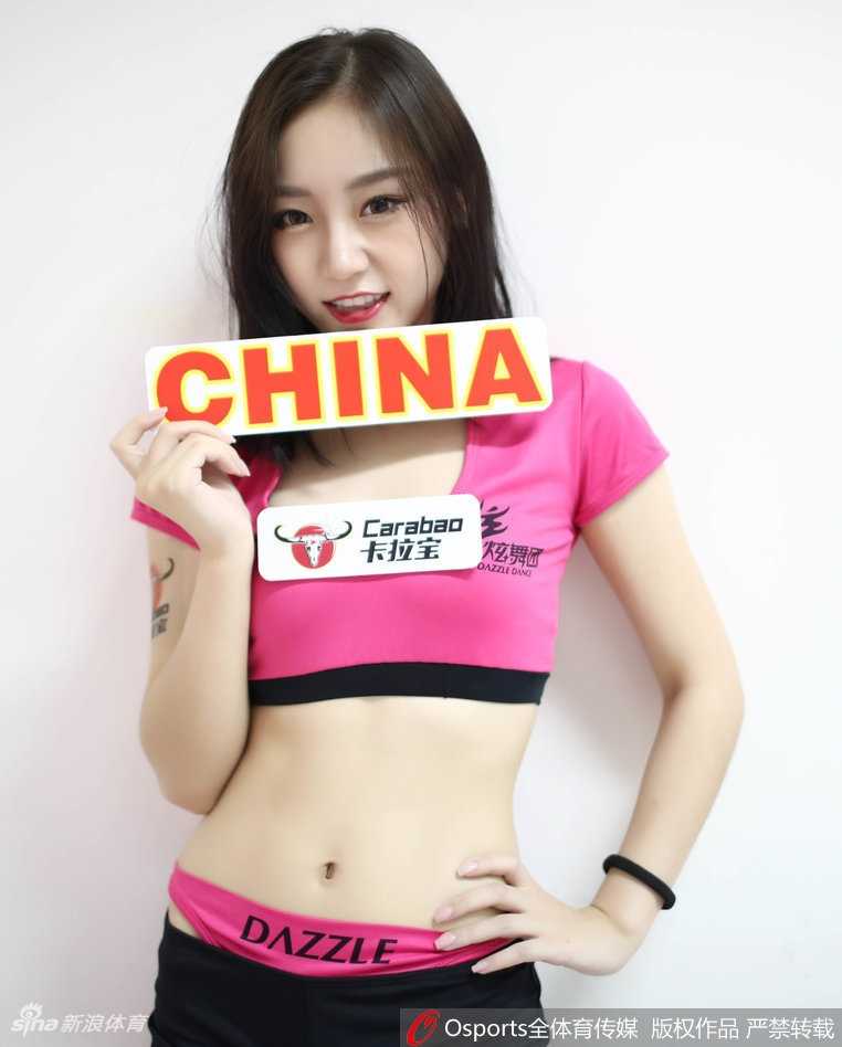 亚冠火辣女神卸下战袍,更衣室秒变俏皮萌妹的反转魅力 一个刚刚换下表演服的女孩,坐在休息凳上,双腿还穿着白色长靴,却已放松地交叠在一起。她低头专注地看着手机,嘴角不自觉地上扬,仿佛在为谁的一条信息而暗自开心,静谧又温柔