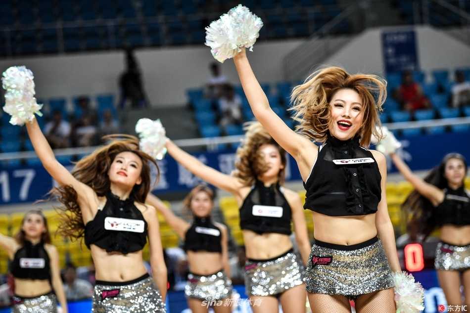 亚冠赛场上的炫舞精灵 篮球宝贝热舞点燃郴州激情 表演结束,啦啦宝贝们向观众致意后退场。逆光的镜头捕捉下她们优美的身形轮廓,虽然即将离开聚光灯,但她们留下的热情与美好已经深深刻在在场每个人的心中。
