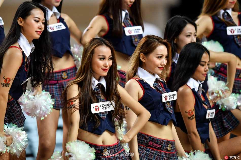 亚冠赛场上的青春风暴:篮球宝贝热舞助阵伊朗大胜 比赛尘埃落定,赛场重归平静,但啦啦宝贝们的倩影与这场精彩的比赛一同被定格。她们手中的花球仿佛还在微微颤动,诉说着这个秋日午后,在湖南郴州发生的关于篮球、汗水与微笑的故事。