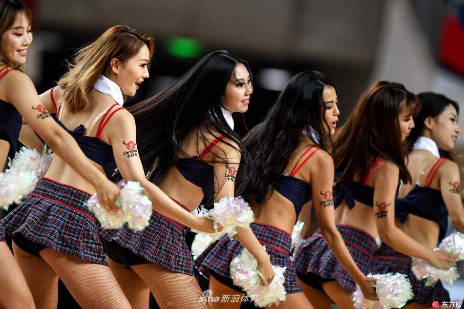 亚冠赛场上的青春风暴:篮球宝贝热舞助阵伊朗大胜 中场休息时,啦啦宝贝们成为球场的主角。她们带来了一段节奏明快的热舞,手中花球随着音乐的节拍翻飞,仿佛在告诉观众,篮球的快乐不仅属于胜利者,也属于每一个热爱生活的人。