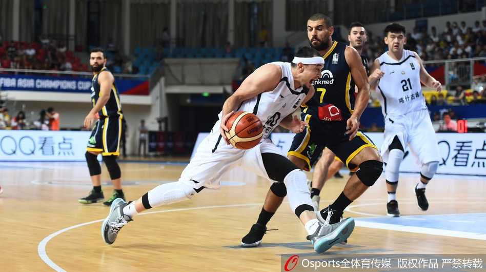 亚冠赛场新疆喀什古城遭西亚劲旅血洗 三十分分差敲响卫冕警钟 黎巴嫩阿尔利雅得队员昆西·杜比运球突破,面对旧主他脸上写满了专注与杀伐之气