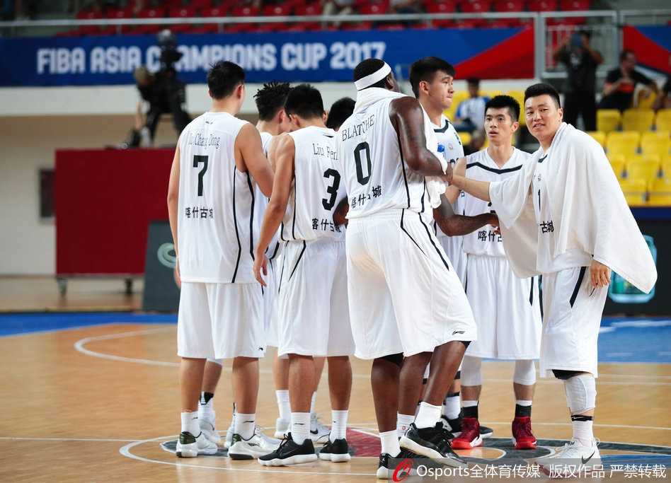 亚冠赛场新疆喀什古城遭西亚劲旅血洗 三十分分差敲响卫冕警钟 新疆队球员可兰白克在对手严密防守下强行突破,眼神中透露出不甘与坚定