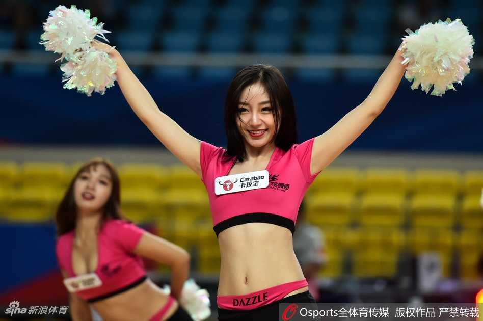 亚冠赛场最火篮球宝贝,宋粤甜美笑容迷倒众生 宋粤手持花球,在场上展现出专业篮球宝贝的活力与自信
