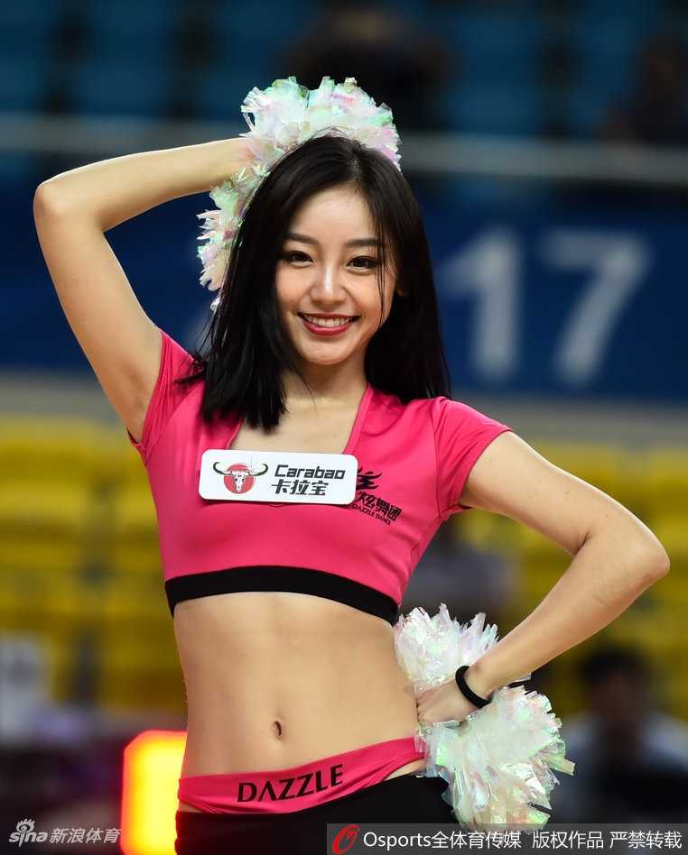 亚冠赛场最火篮球宝贝,宋粤甜美笑容迷倒众生 宋粤眼神灵动,甜笑特写展现青春最美的模样,仿佛能驱散一切阴霾