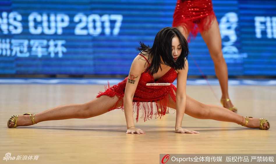 亚冠赛场最火篮球宝贝,宋粤甜美笑容迷倒众生 宋粤赛场上热力四射的舞姿,每一个动作都充满青春气息,花球在空中划出优美弧线