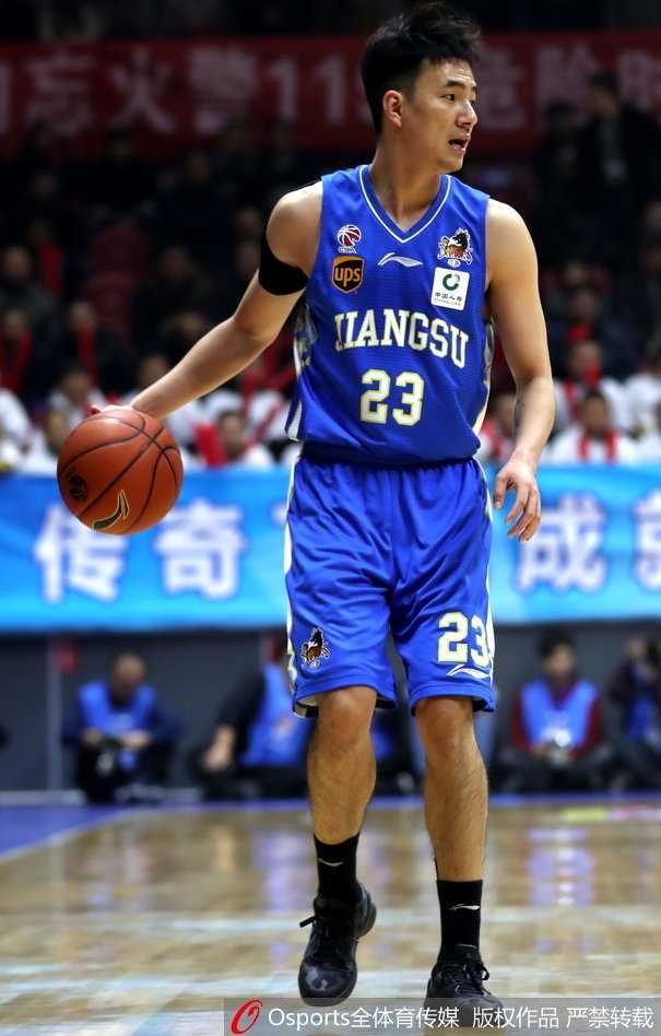 亚当斯狂轰52分引领新疆飞虎狂潮,主场二十天大胜复仇江苏肯帝亚 俞长栋在篮下强硬卡位,肌肉线条紧绷如弓,双手高高跃起争夺篮板领地