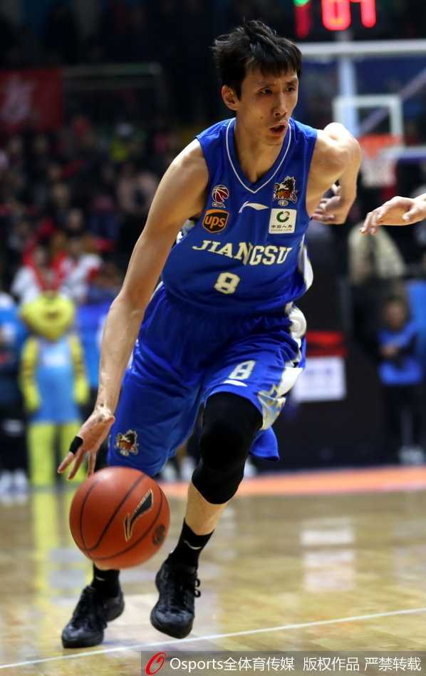 亚当斯狂轰52分引领新疆飞虎狂潮,主场二十天大胜复仇江苏肯帝亚 亚当斯运球突破时如闪电般迅捷,球衣随风扬起,全场球迷的目光为之牵引