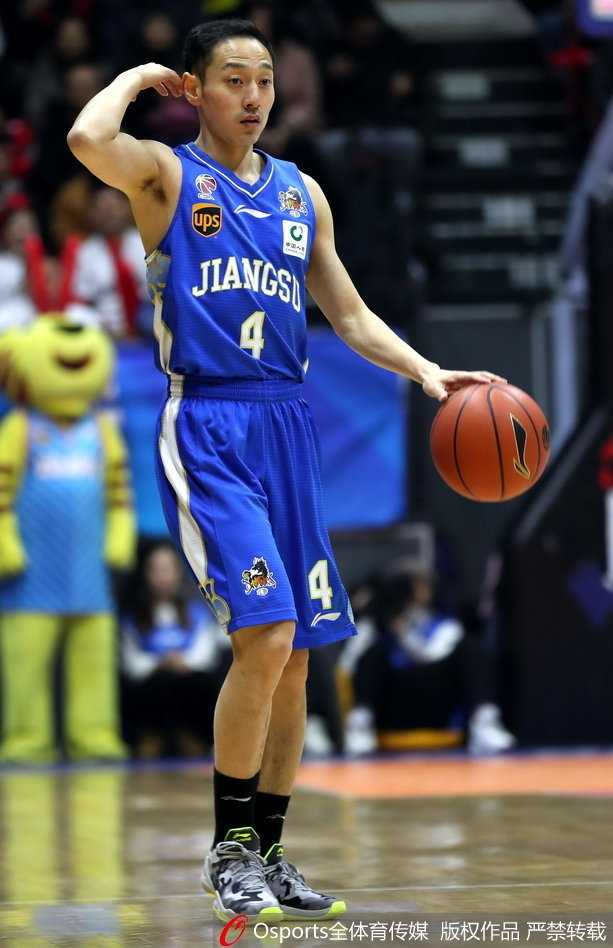 亚当斯狂轰52分引领新疆飞虎狂潮,主场二十天大胜复仇江苏肯帝亚 西热力江拼抢中咬紧牙关,眼神坚毅如铁,手中的篮球仿佛烙铁般滚烫