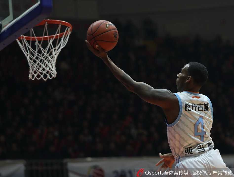 全队球员赛后围成一圈激情庆祝，拳头紧握汇聚成飞虎军团的不屈力量