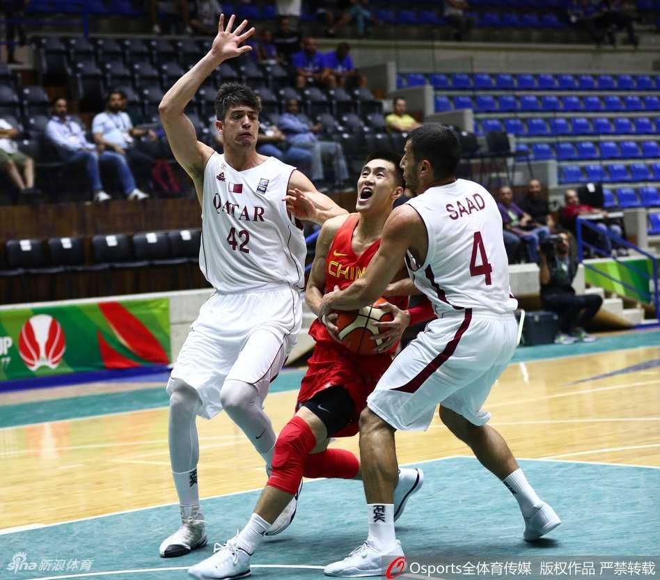 亚洲杯中国男篮大胜卡塔尔郭艾伦三十火力全开胡金秋两双闪耀 郭艾伦在卡塔尔球员的围堵下依然闲庭信步,一个变向晃开防守,眼神里写满杀气和坚定。