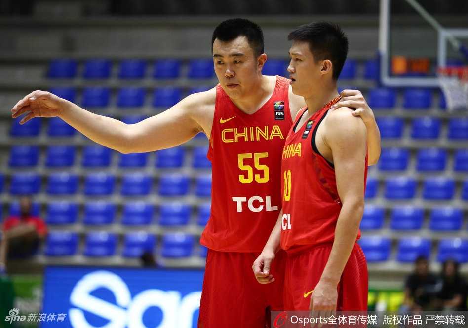 亚洲杯中国男篮大胜卡塔尔郭艾伦三十火力全开胡金秋两双闪耀 周鹏高举高打面对两人防守强行上篮,肌肉线条在对抗中绷紧,老将的担当在这一刻显露无疑。