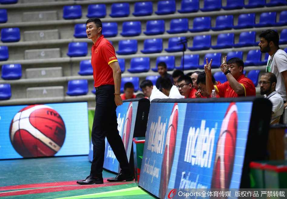 亚洲杯中国男篮大胜卡塔尔郭艾伦三十火力全开胡金秋两双闪耀 郭艾伦快速运球推进眼神坚定,防守球员只能跟在他身后望球兴叹,这张动感十足的抓拍完美诠释了什么叫速度与激情。