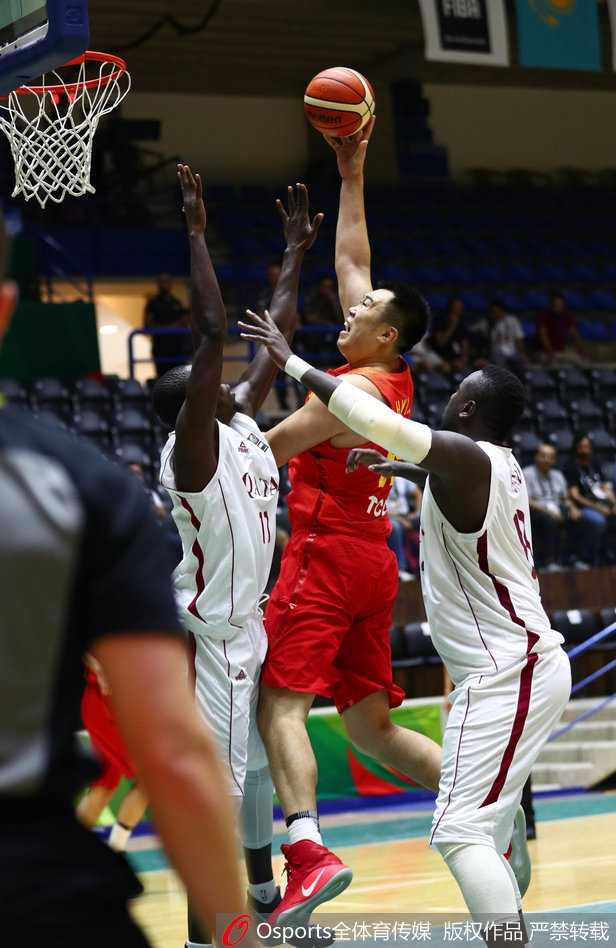 亚洲杯中国男篮大胜卡塔尔郭艾伦三十火力全开胡金秋两双闪耀 刘晓宇面对夹击防守从容不迫,运球姿势舒展,仿佛在告诉对手想断我的球没那么容易。