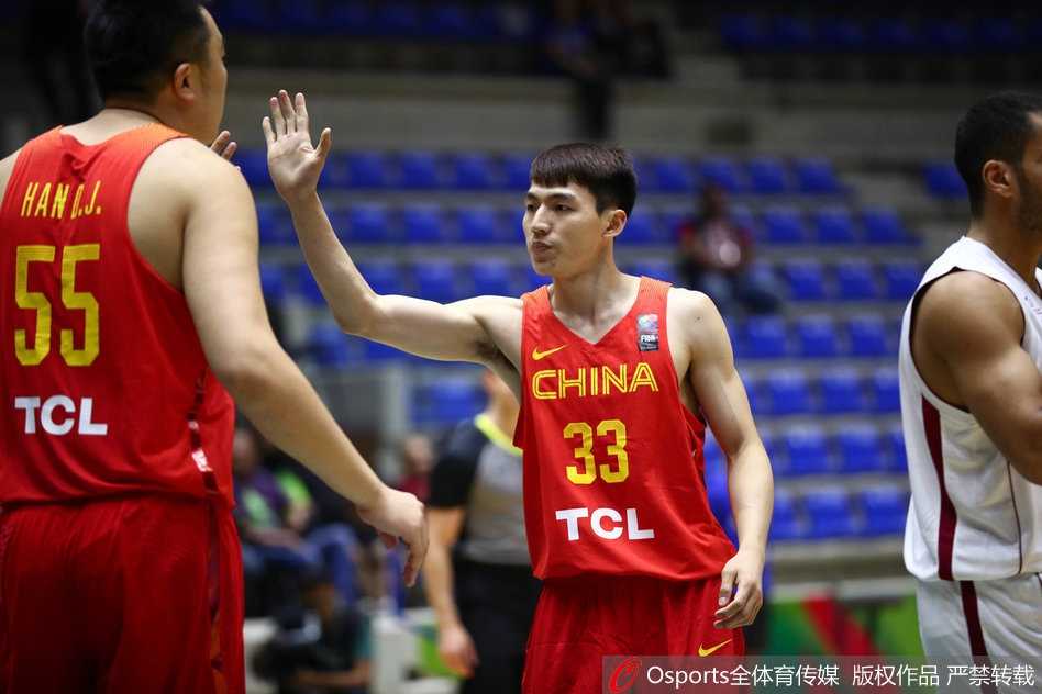 亚洲杯中国男篮大胜卡塔尔郭艾伦三十火力全开胡金秋两双闪耀 韩德君张开双臂捍卫禁区,如同一座高塔让卡塔尔突破手望而却步,这张照片定格了他防守端的巨大威慑力。
