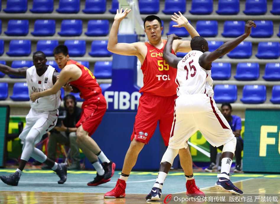 亚洲杯中国男篮大胜卡塔尔郭艾伦三十火力全开胡金秋两双闪耀 胡金秋高高跃起摘下前场篮板,手臂在空中舒展得如同大鹏展翅,青春的力量在这一刻毫无保留地绽放。