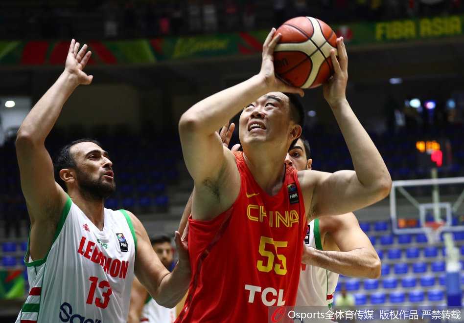 亚洲杯传奇落幕:男篮蓝队一分险胜,老将哈提布告别战憾负 内线巨塔韩德君在黎巴嫩队员的严密夹击下艰难起身,他用庞大的身躯扛开了防守,强硬地将球抛向篮筐,展现了篮下的绝对统治力。